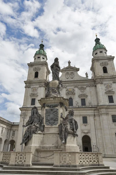 Katholieke kathedraal en het standbeeld van Vlekkelooze kolom in Salzburg, Oostenrijk. — Stockfoto