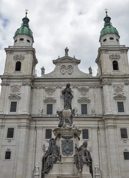 Estátua em frente ao Dom Salzburgo, Áustria . — Fotografia de Stock