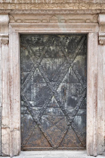 Αρχαία πόρτα της εκκλησίας των Φραγκισκανών στο Σάλτσμπουργκ της Αυστρίας — Φωτογραφία Αρχείου