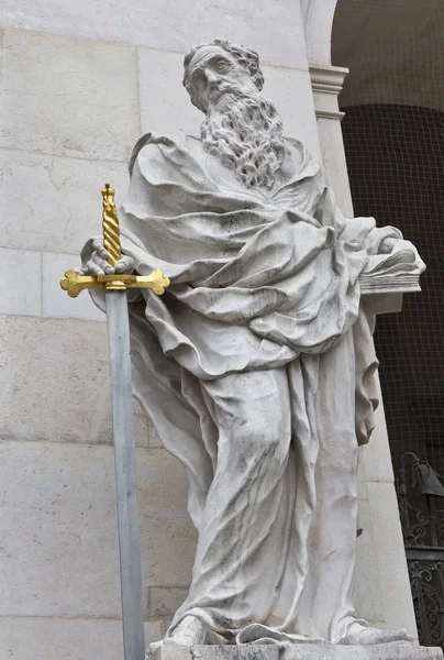 Standbeeld van St. Paul, de Dom van Salzburg op Domplatz, Oostenrijk. — Stockfoto