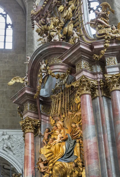 Franciskanska kyrkan altaret i Salzburg, Österrike — Stockfoto