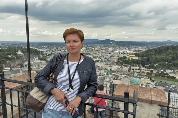 Mujer turista contra vista aérea sobre el centro de Salzburgo, Austria — Foto de Stock