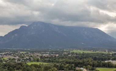 Salzburg banliyösü cityscape bulutlar Alpler'de başlangıcı ile.