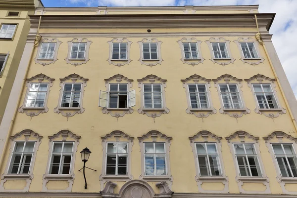 Barocke hausfassade in salzburg — Stockfoto