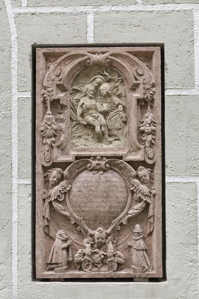 Bas relief närbild i St. Peter Collegiate Church. Salzburg, Österrike. — Stockfoto