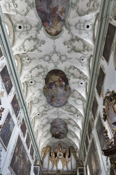Интерьер Stiftskirche Sankt Peter в Зальцбурге, Австрия . — стоковое фото