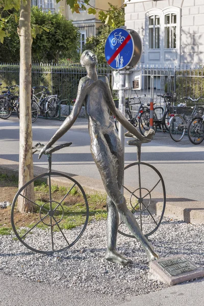 Standbeeld van fietser naast Makartsteg brug in Salzburg, Oostenrijk. — Stockfoto