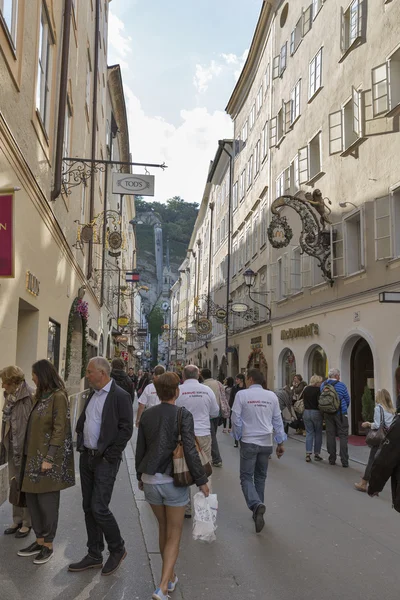 Famous shopping street Getreidegassen in Salzburg, Austria. — Stock Photo, Image