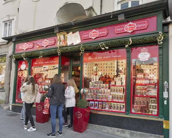 Mozart traditional sweets and souvenirs store in Salzburg, Austria. — Stock Fotó