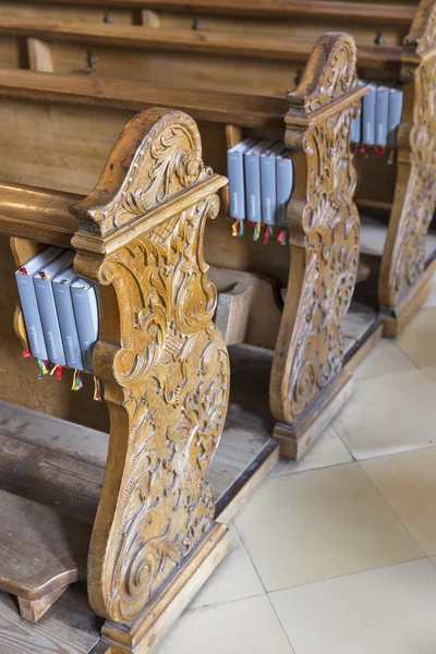 Bancos de madeira com Gotteslob na igreja austríaca — Fotografia de Stock