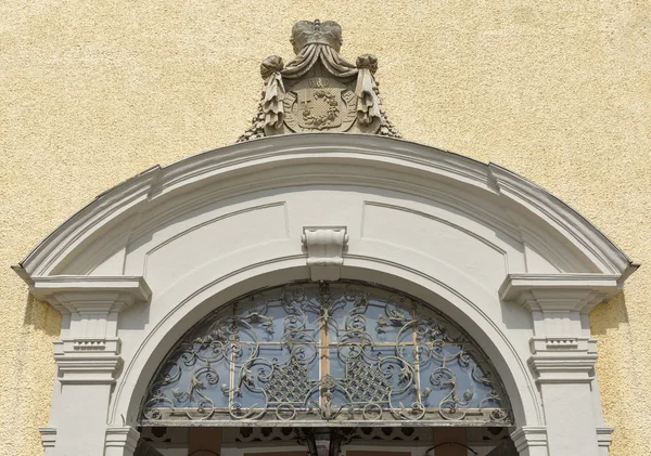 Ingången till St. Michael basilikan i Mondsee, Austria. — Stockfoto