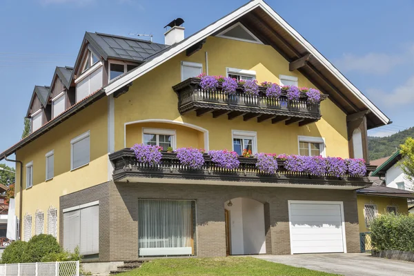 Typical Alpine architecture in Austria — Stock Photo, Image