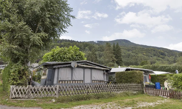Campingleven met trailers in Alpine natuurpark — Stockfoto