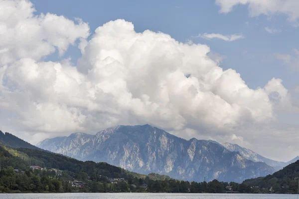 山、谷、村とモンド湖, オーストリアの高山の風景 — ストック写真