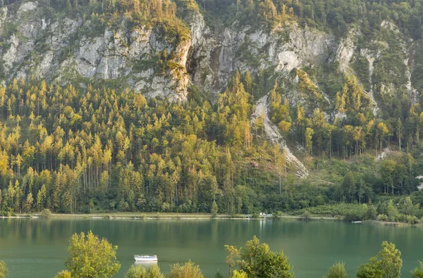 Αλπική λίμνη Mondsee Φθινοπωρινό τοπίο, Αυστρία — Φωτογραφία Αρχείου