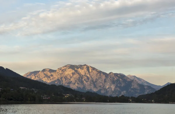 Pôr do sol no lago alpino Mondsee, Áustria — Fotografia de Stock