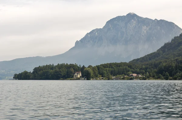 Вид на озеро Аттерзее в австрийских Альпах — стоковое фото