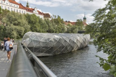 Graz, Avusturya Mur Nehri üzerinde Murinsel yapay ada.