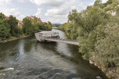 Graz, Avusturya Mur Nehri üzerinde Murinsel yapay ada.