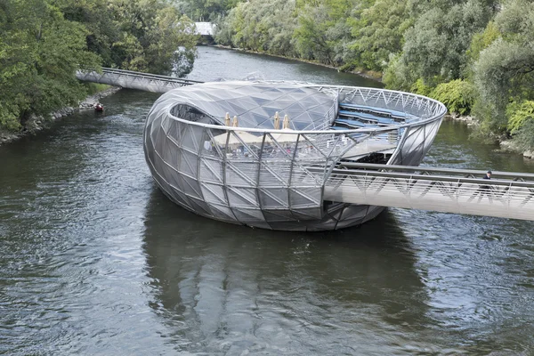 Murinsel kunstmatige eiland in de rivier de Mur in Graz, Oostenrijk. — Stockfoto