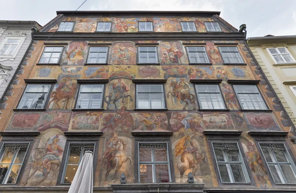 Здание Дьюк Корт в центре города на улице Херренгасс. Грац, Австрия — стоковое фото