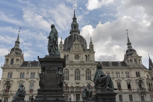 Fonte e Câmara Municipal de Erzherzog Johann em Graz, Áustria — Fotografia de Stock