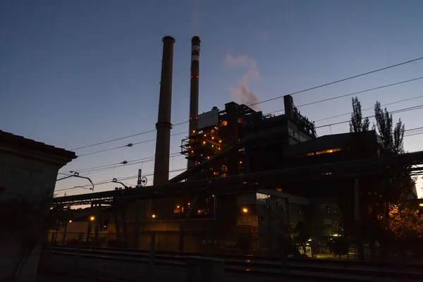 Kohlekraftwerk in der Dämmerung — Stockfoto
