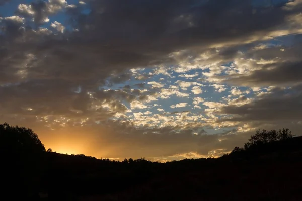 Pôr Sol Com Brilho Sol Escondido Atrás Uma Colina Com — Fotografia de Stock