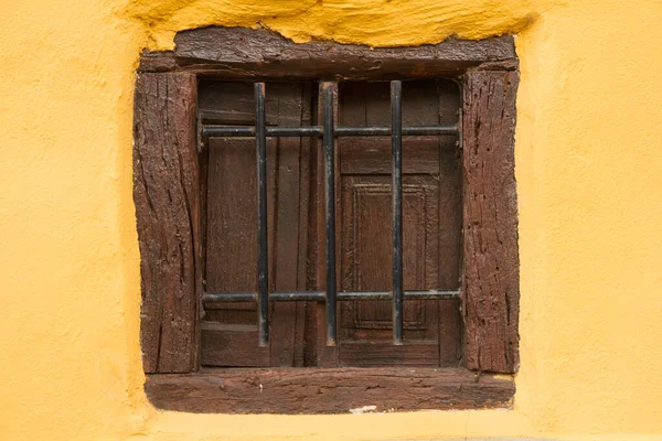 Kleines Fenster Aus Altem Holz Kürzlich Renoviert Restauriert Und Gestrichen — Stockfoto