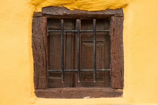 Pequeña Ventana Madera Vieja Recientemente Renovada Restaurada Pintada Con Pequeñas — Foto de Stock