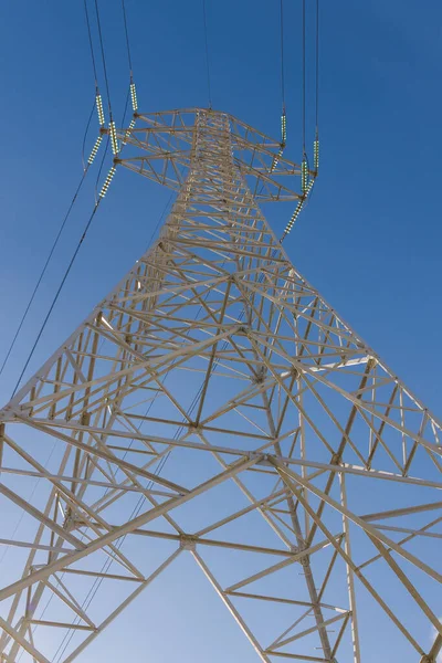 青い空の背景の下から見られる配電塔 トーレ ディストリビューション エレクトリカーディヴィスタ アバホ ソーレ フォンド シエロ アズール トーレ — ストック写真