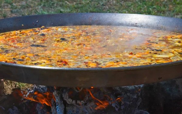 Açık Havada Paella Pilavı Pişiriyorum Odun Ateşinde Pişiyorum — Stok fotoğraf