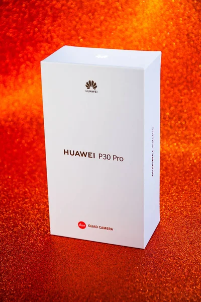 Fehér Huawei P30 Pro Tok Leica Lencsével Elszigetelt Irizáló Narancssárga — Stock Fotó