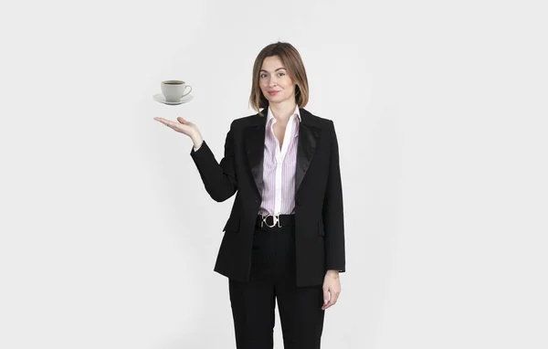 Mulher Negócios Fato Preto Demonstrando Uma Xícara Café Isolado Branco — Fotografia de Stock