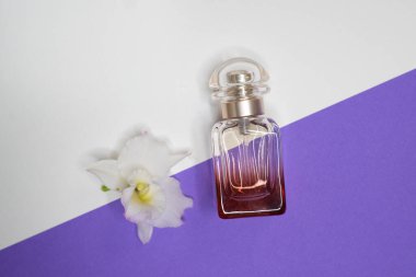 Dekoratif çiçekli boş parfüm şişesinin üst görüntüsü.
