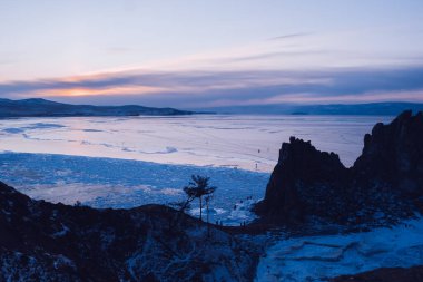 Kışın şafak vakti Baykal 'ın güzel manzarası