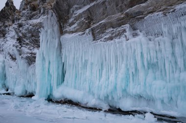 Kışın Baykal 'ın buzunda kaya olan muhteşem bir manzara.