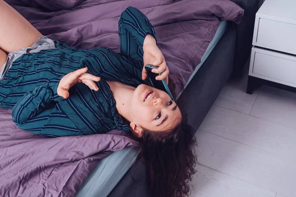 Jovem Feliz Sorrindo Mulher Falando Telefone Inclinando Para Fora Cama — Fotografia de Stock