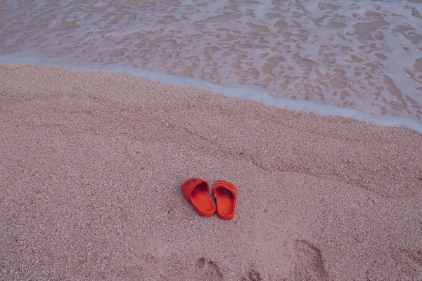 Vista Dall Alto Pantofole Arancioni Piedi Sulla Costa Del Mare — Foto Stock