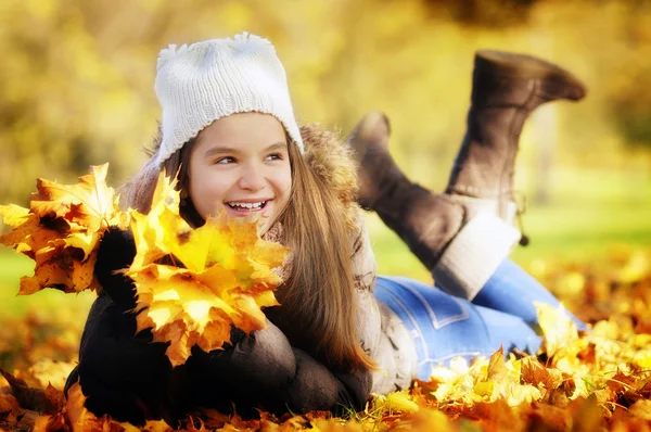 Girl in autumn park — Stock Photo, Image