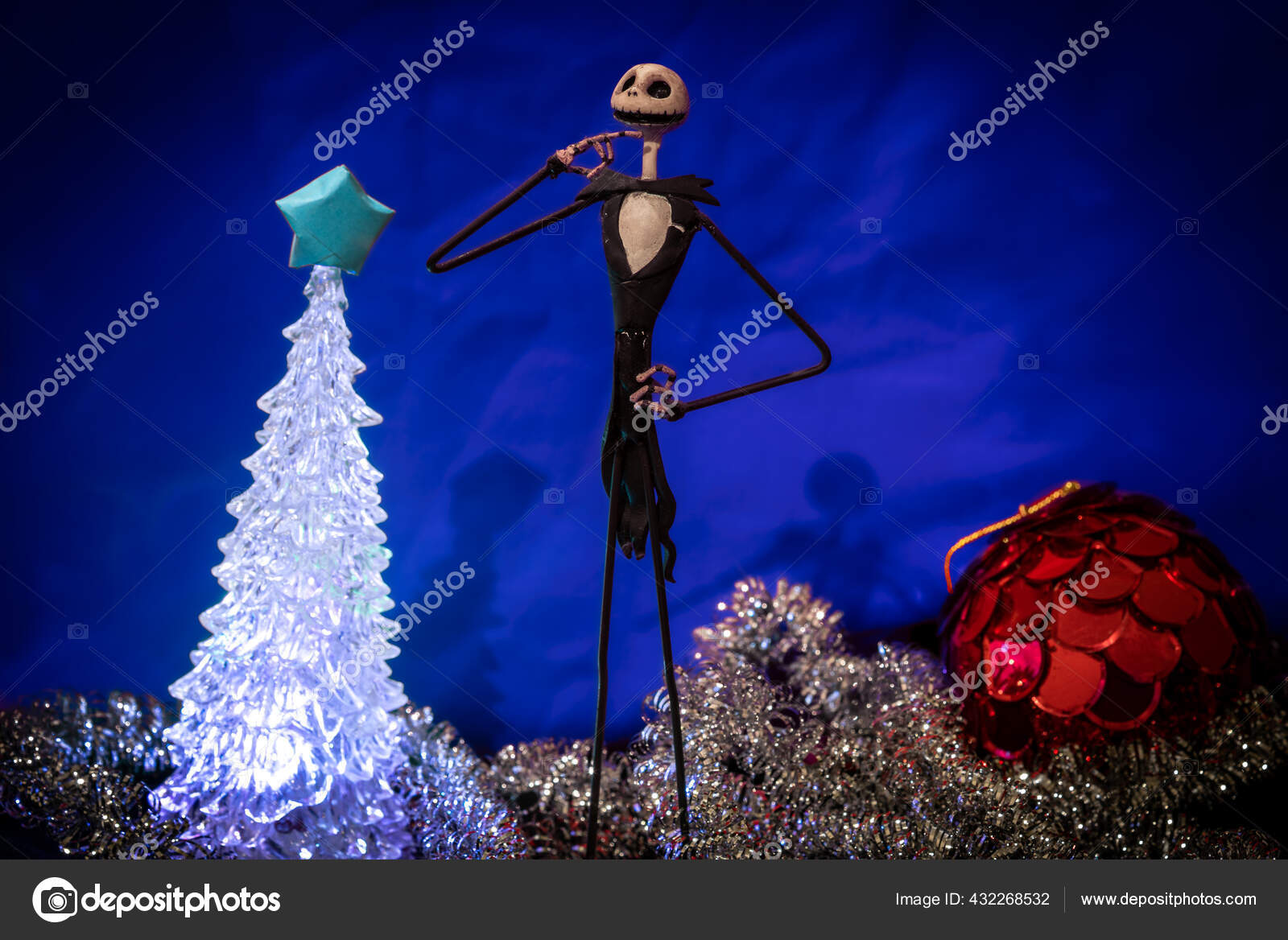 Charmoso Jack Skellington da Noite Antes do Natal cercado por adornos  festivos em um fundo azul — Foto editorial © andres.conema@gmail.com  #432268532, image size:1600x1168