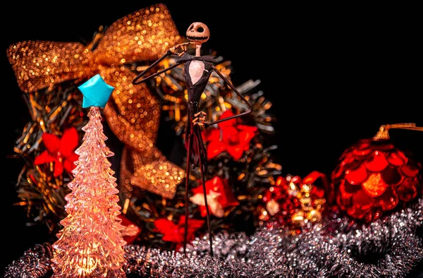 Noel Gecesi 'nden Büyüleyici Jack Skellington' ın etrafı şenlikli süslerle çevrili.