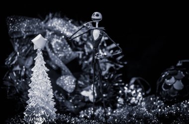 Noel Gecesi 'nden Büyüleyici Jack Skellington' ın etrafı şenlikli süslerle çevrili.