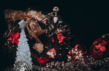 Noel Gecesi 'nden Büyüleyici Jack Skellington' ın etrafı şenlikli süslerle çevrili.