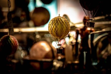 Küçük sıcak hava balonu oyuncağı asılı duruyor..