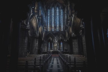 Glasgow, SCOTLAND, 16 Aralık 2018: Yüksek Kirk veya St. Mungo olarak bilinen Glasgow Katedrali 'nin içlerine muhteşem bir bakış açısı, büyük boyalı gözlüklerle. İskoç Gotik Mimarisi.