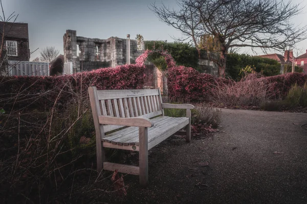 YORK, INGLATERRA, 12 DE DICIEMBRE DE 2018: Banco de madera en un viejo parque lleno de hojas secas. Concepto de tranquilidad y momento de paz. —  Fotos de Stock