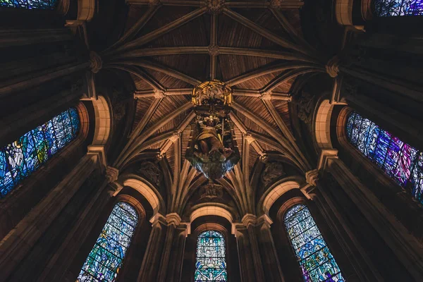 EDINBURGH, SCOTLAND, DEZEMBRO 15, 2018: Vista inferior da cúpula do Memorial da Guerra Nacional Escocesa, com uma escultura em carvalho de São Miguel cercada por belos vitrais. — Fotografia de Stock