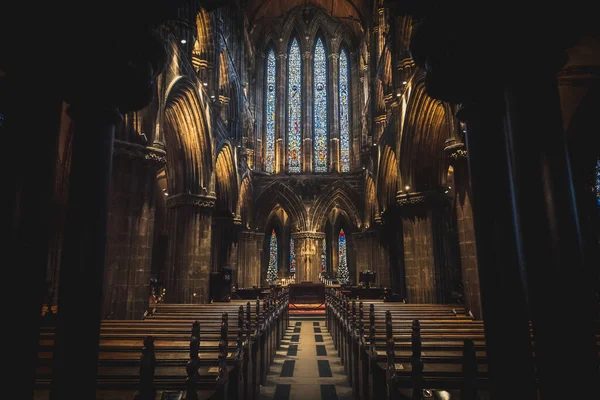 GLASGOW, ÉCOSSE, 16 DÉCEMBRE 2018 : Vue panoramique magnifique des intérieurs de la cathédrale de Glasgow, connue sous le nom de High Kirk ou St. Mungo, avec d'énormes vitraux. Architecture gothique écossaise. — Photo