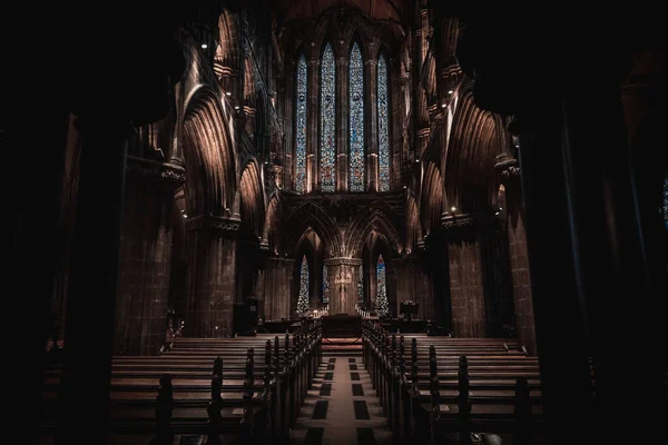 Glasgow, SCOTLAND, 16 Aralık 2018: Yüksek Kirk veya St. Mungo olarak bilinen Glasgow Katedrali 'nin içlerine muhteşem bir bakış açısı, büyük boyalı gözlüklerle. İskoç Gotik Mimarisi.